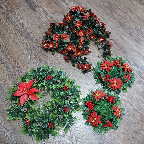 Lot of 5 Vintage MCM Plastic Christmas Wreath Rings and Poinsettia Flowers - Picture 1 of 8